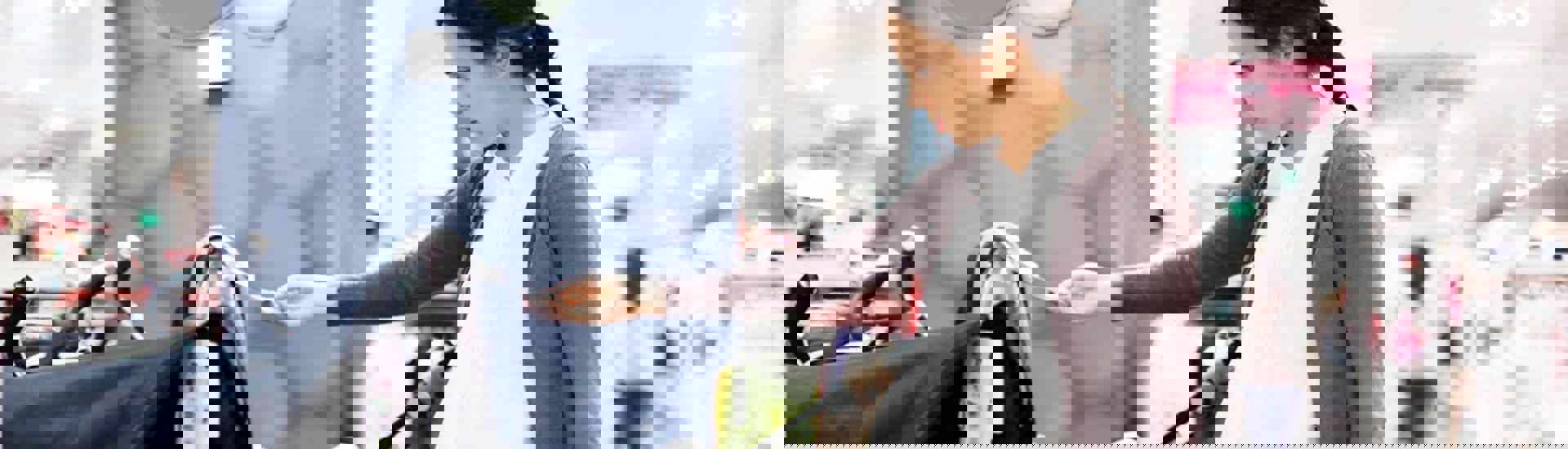 Zwangere vrouw koopt tweedehands spullen voor haar baby