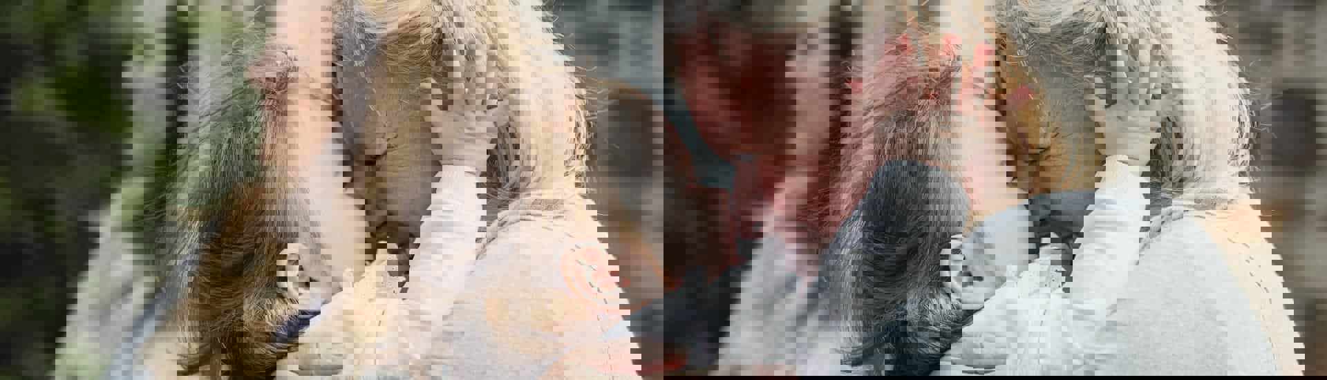 Oma knuffelt kleinkind: over de rol van grootouders bij een scheiding