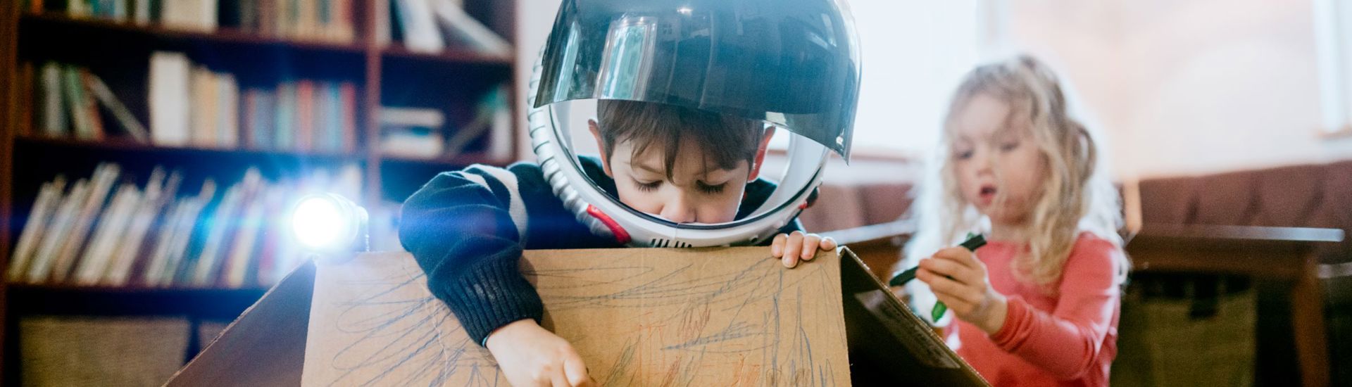 Krokusvakantie Kinderen Spelen Kartonnen Doos Woonkamer Kleurpotloden Astronaut