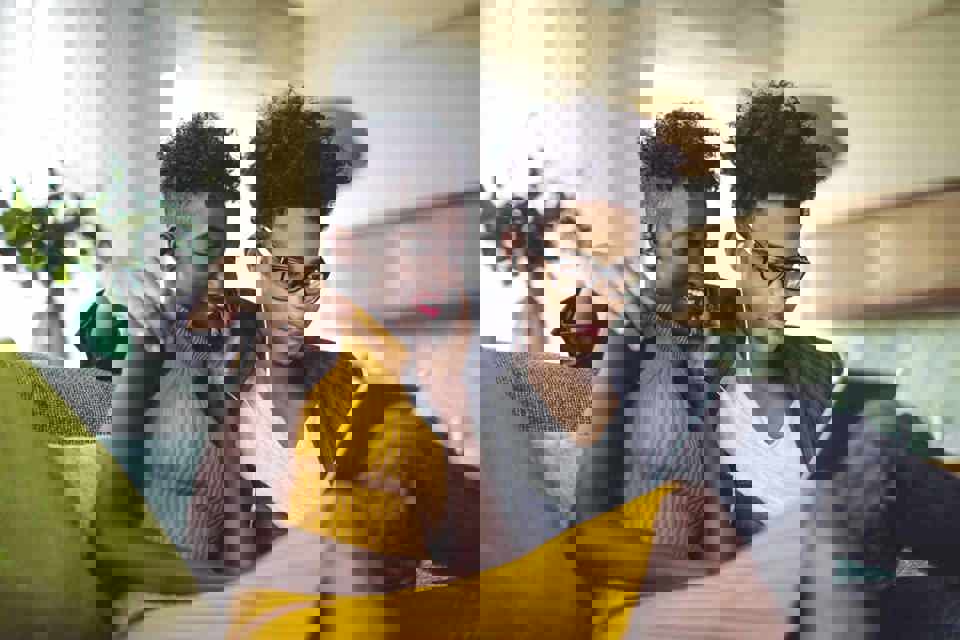 Koppel zit even met twee in de zetel: relatieadvies en -inspiratie