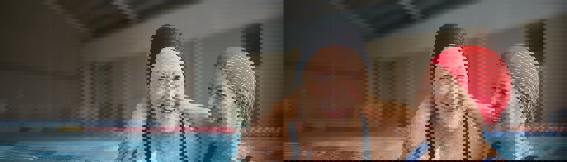 Grootouders in het zwembad: op latere leeftijd beginnen sporten