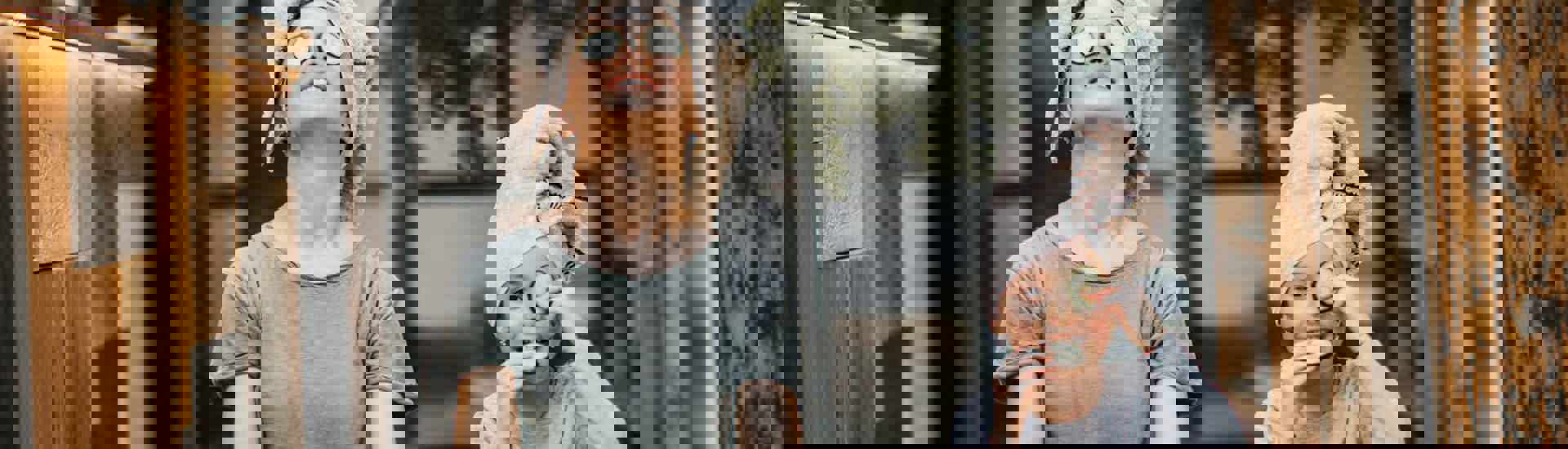 Moeder en kind houden me-time met masker