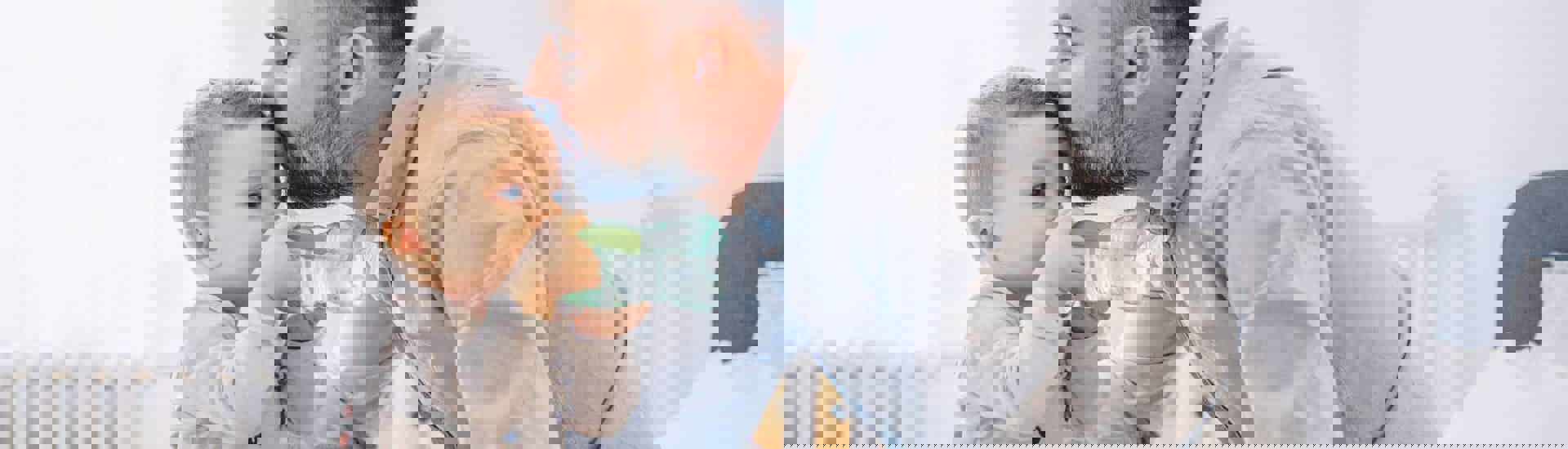 Baby drinkt water met papa