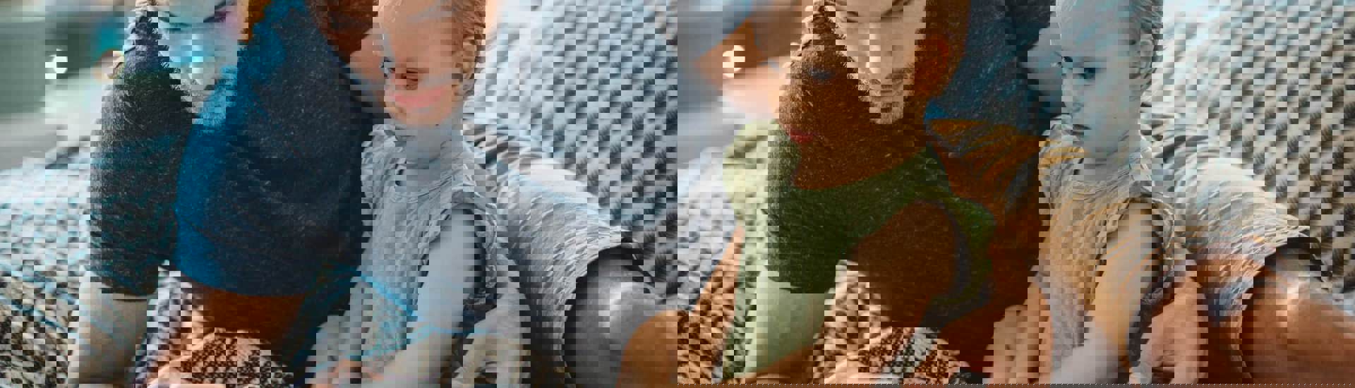 papa met gsm baby schermgebruik ouders