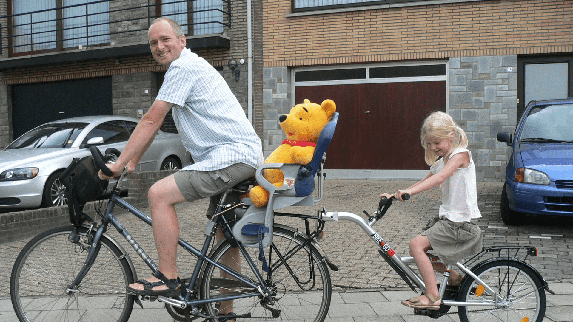 Papa vervoert dochter per fiets met de fietsstang