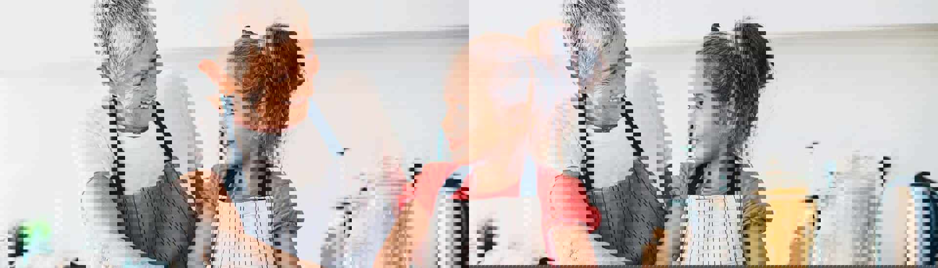 Grootmoeder en kleindochter samen in de keuken: stress en spanning bij sandwichers