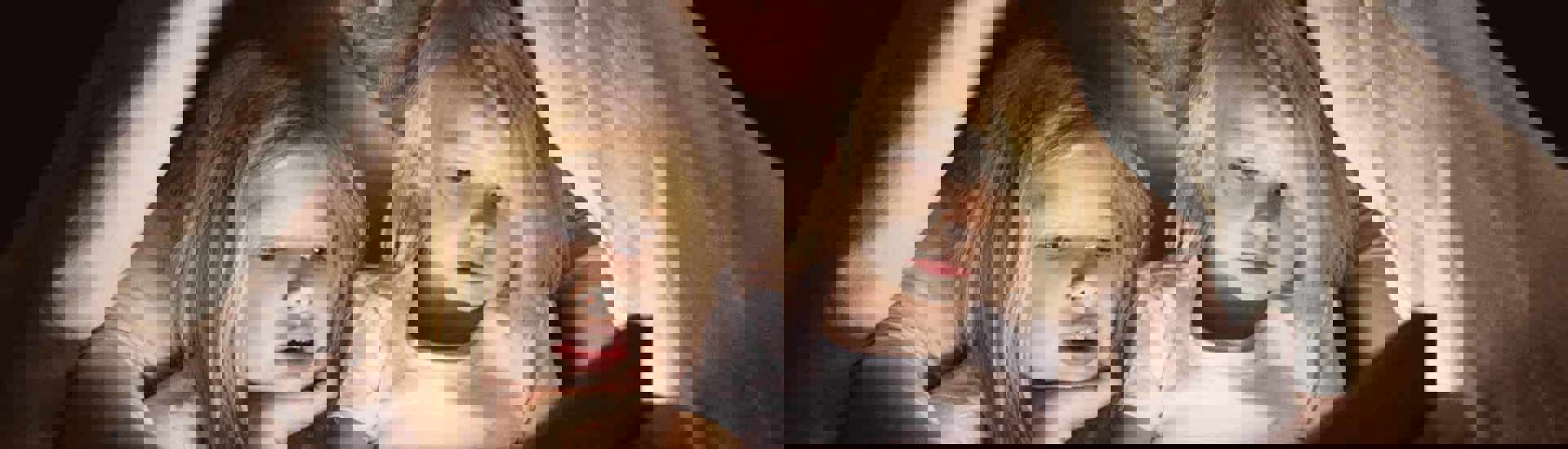 Papa leest 's avonds voor aan dochters