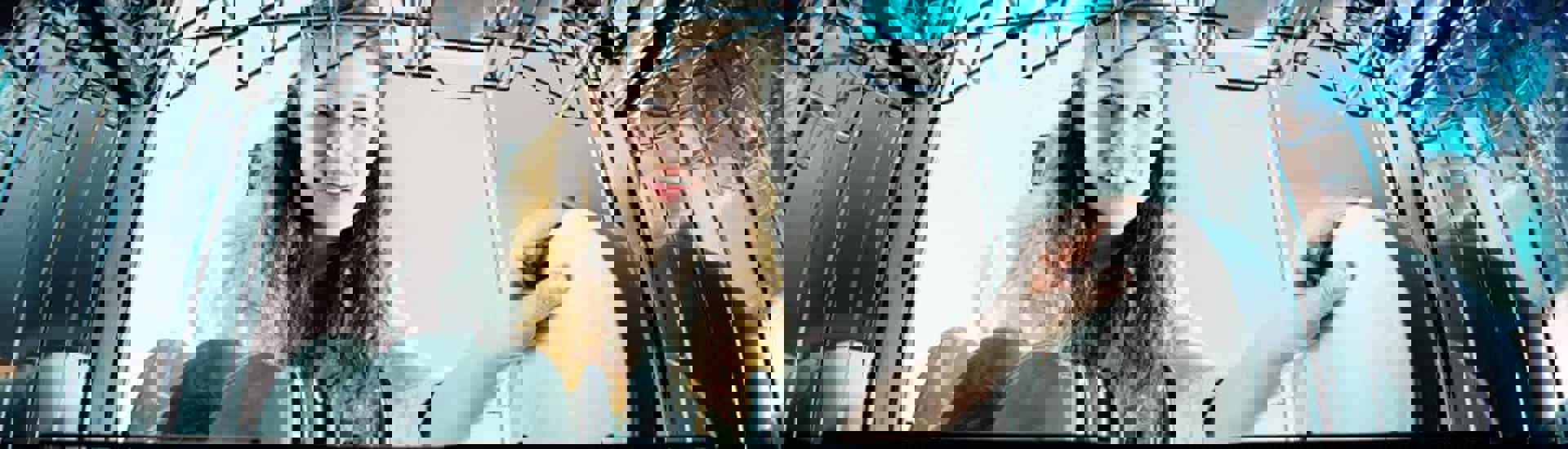 Tiener helpt in het huishouden en laadt de afwasmachine in