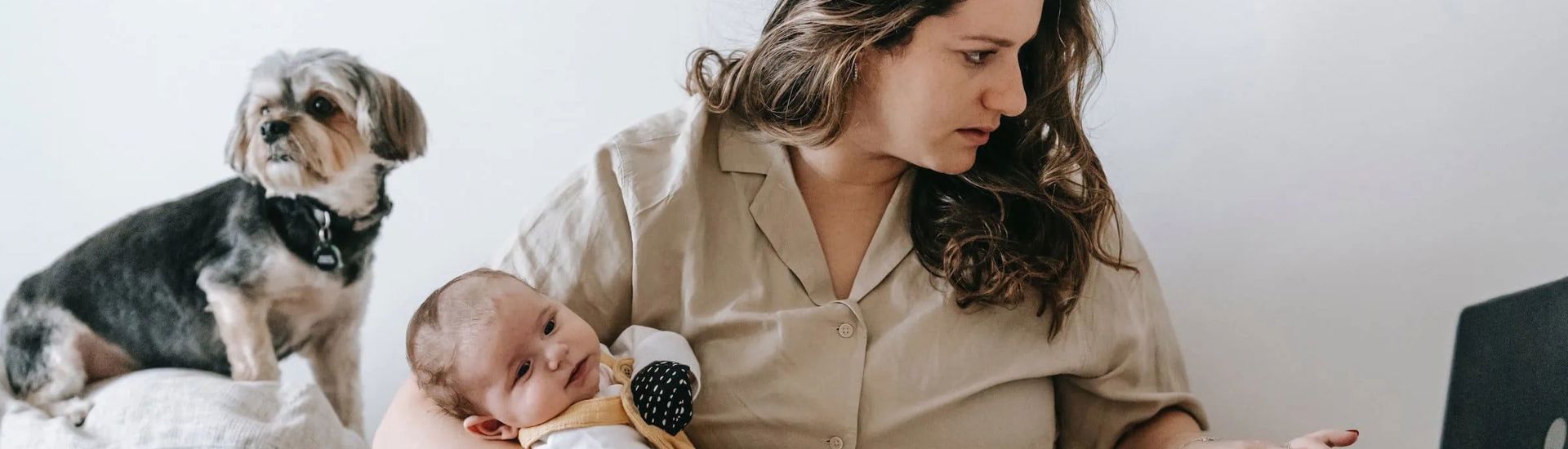 Moeder werkt met baby: een goede combinatie gezin en werk is uitdagend
