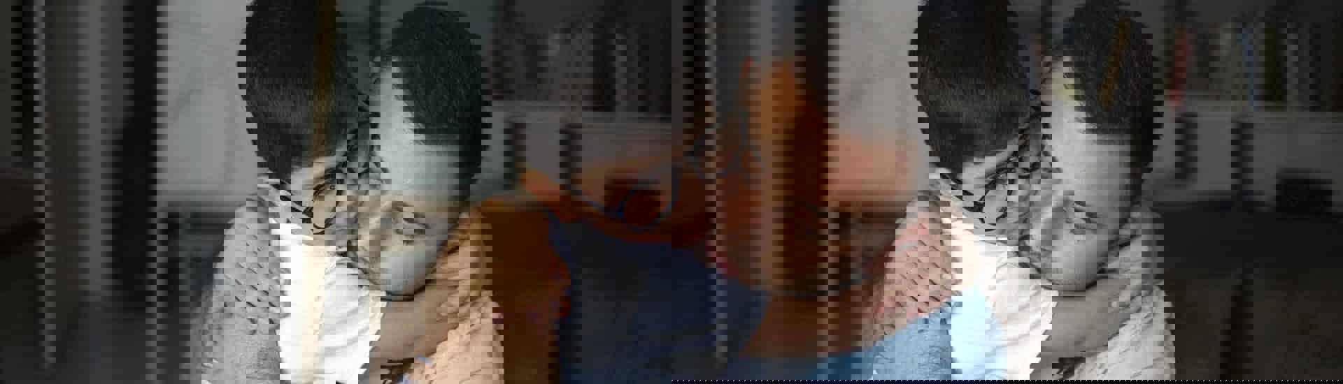 Papa en zoon praten samen over de oorlog