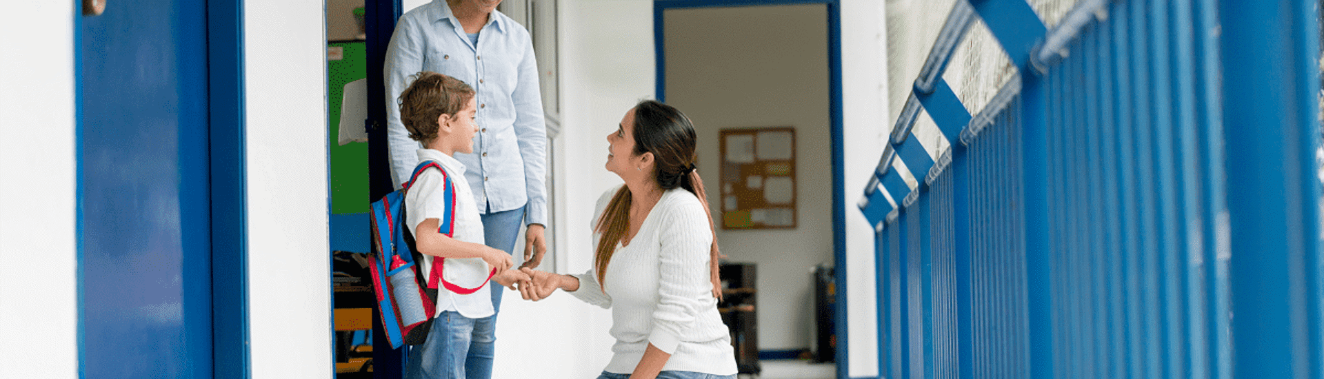 Mama neemt afscheid van peuter op eerste schooldag