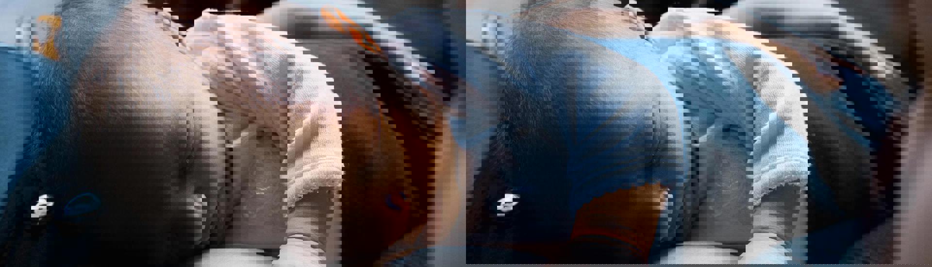 Schattige Baby Slapen Bij Mama