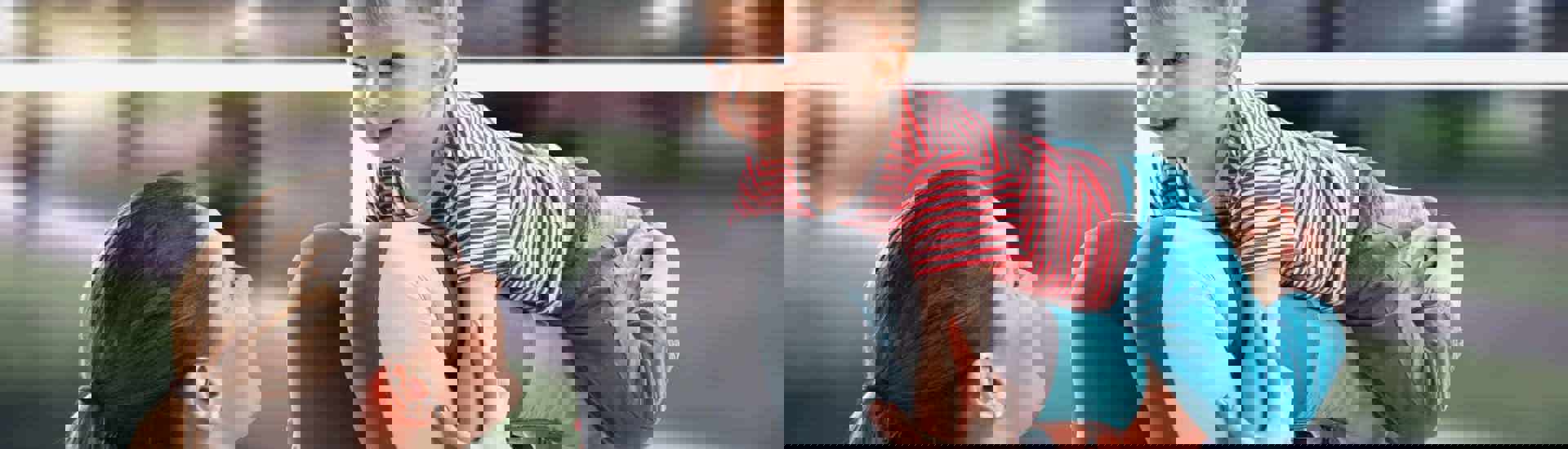 Mama en kleuter doen aan knuffelturnen