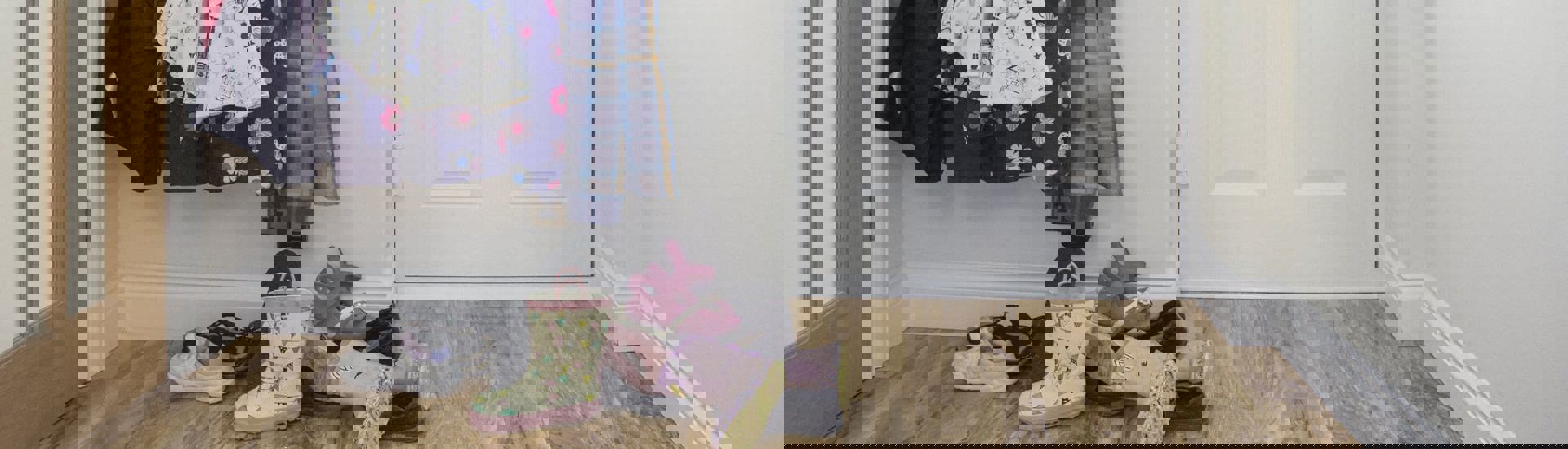 Inkomhal met jassen en schoenen: plusouders tonen hun liefde met geld