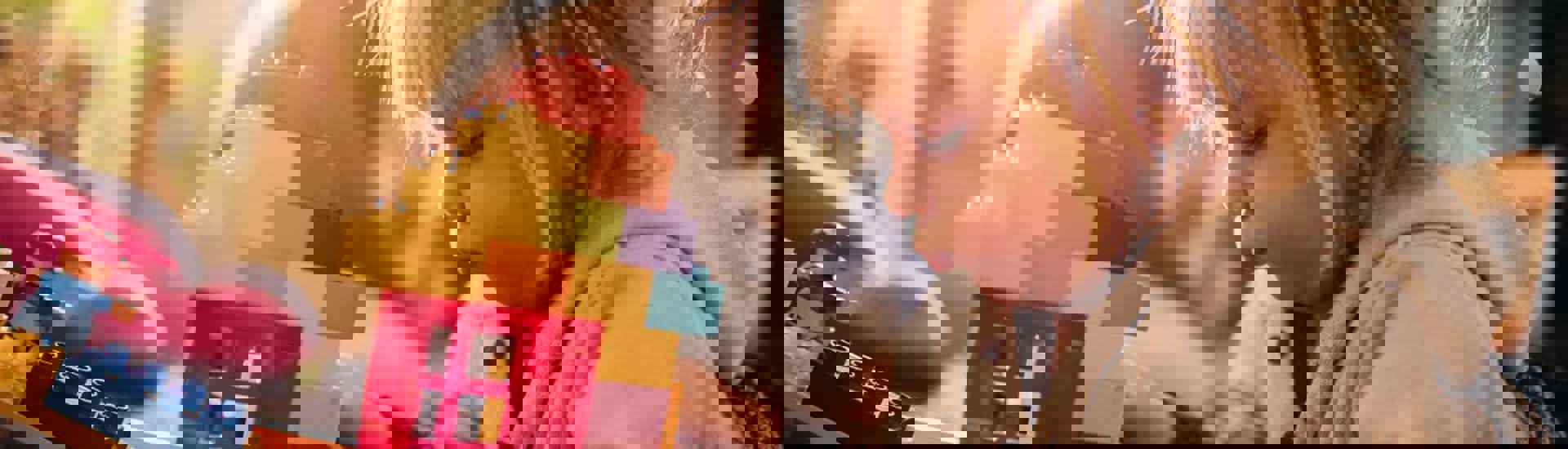 Kind speelt met speelgoed: zo kies je veilig speelgoed