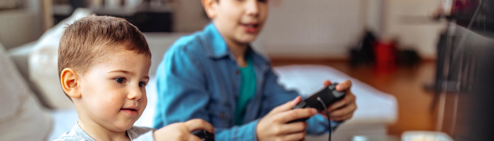 Twee gamende kinderen: wat met gamen en geweld