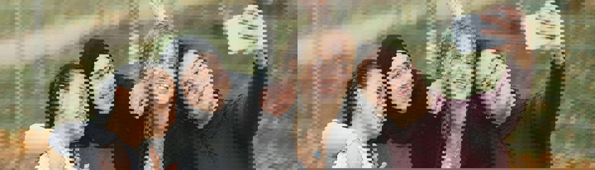 Tieners maken selfie met smartphone