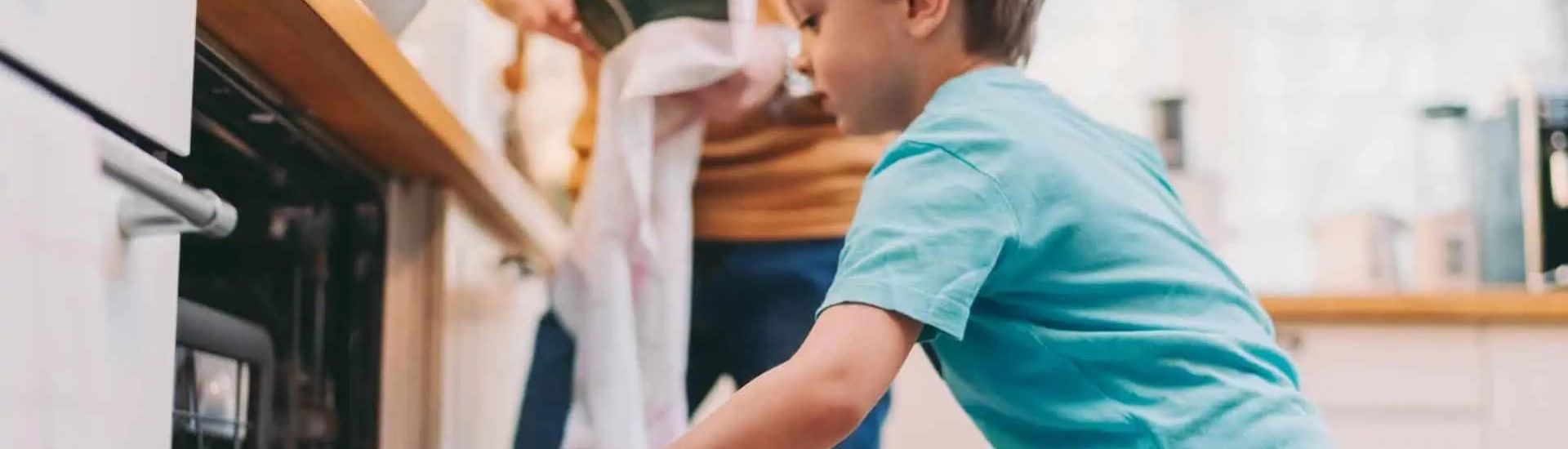 Kind haalt afwasmachine leeg: afwassen