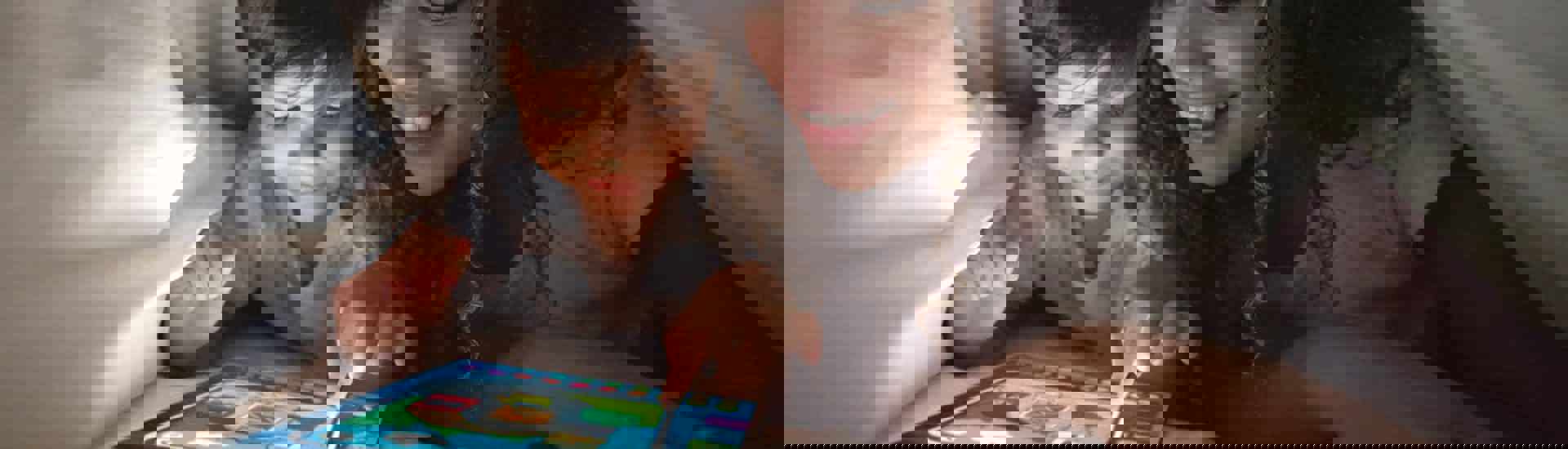 Mama met kind op tablet: Schermtijd bij jonge gezinnen