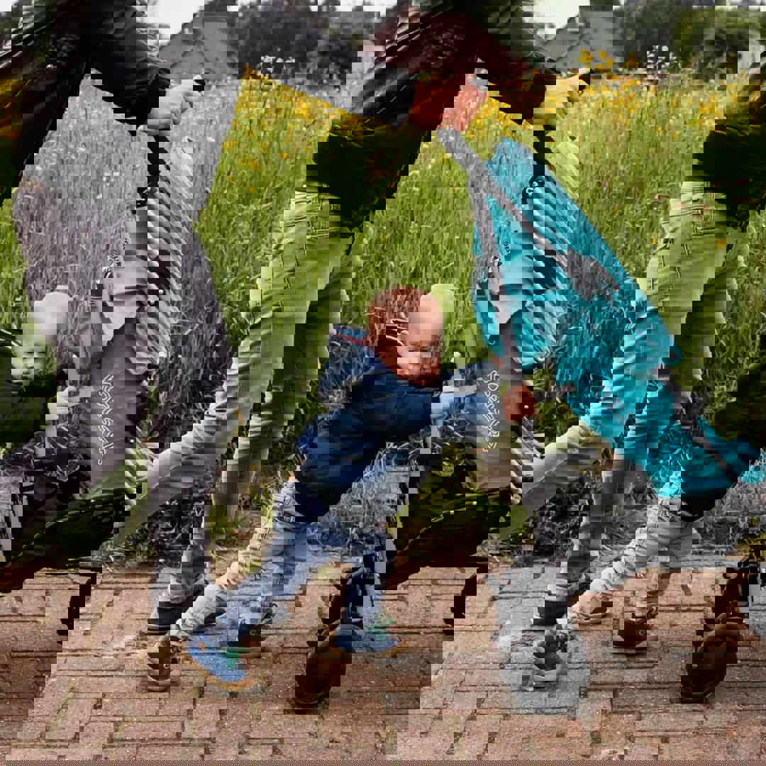 Jongen duwt buggy: zelfvertrouwen bij je kind laten groeien