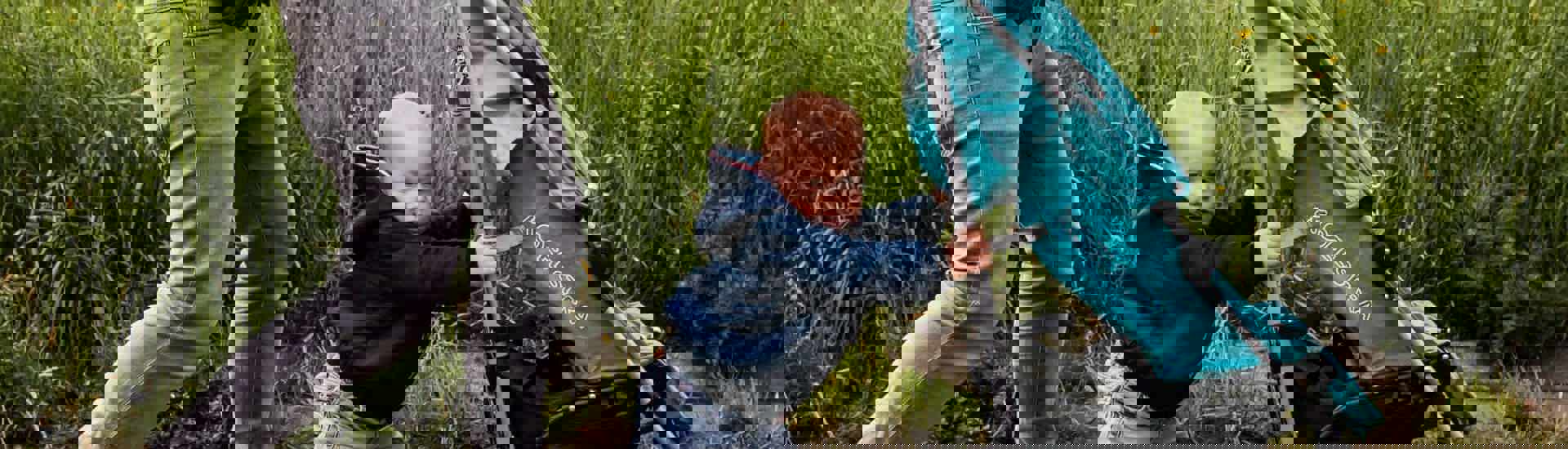 Jongen duwt buggy: zelfvertrouwen bij je kind laten groeien