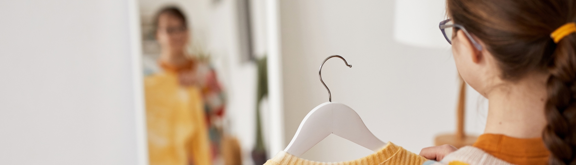 Puber past kleren voor spiegel: als je tiener zich te dik voelt