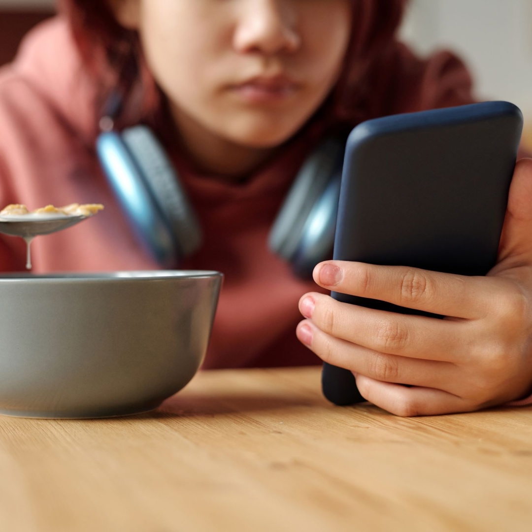 Tiener met ontbijt shoppen smartphone uitgesteld betalen schulden op klarna