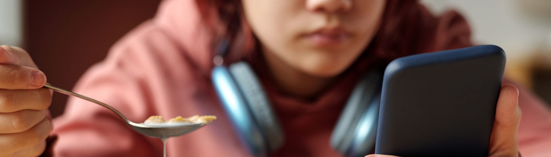 Tiener met ontbijt shoppen smartphone uitgesteld betalen schulden op klarna