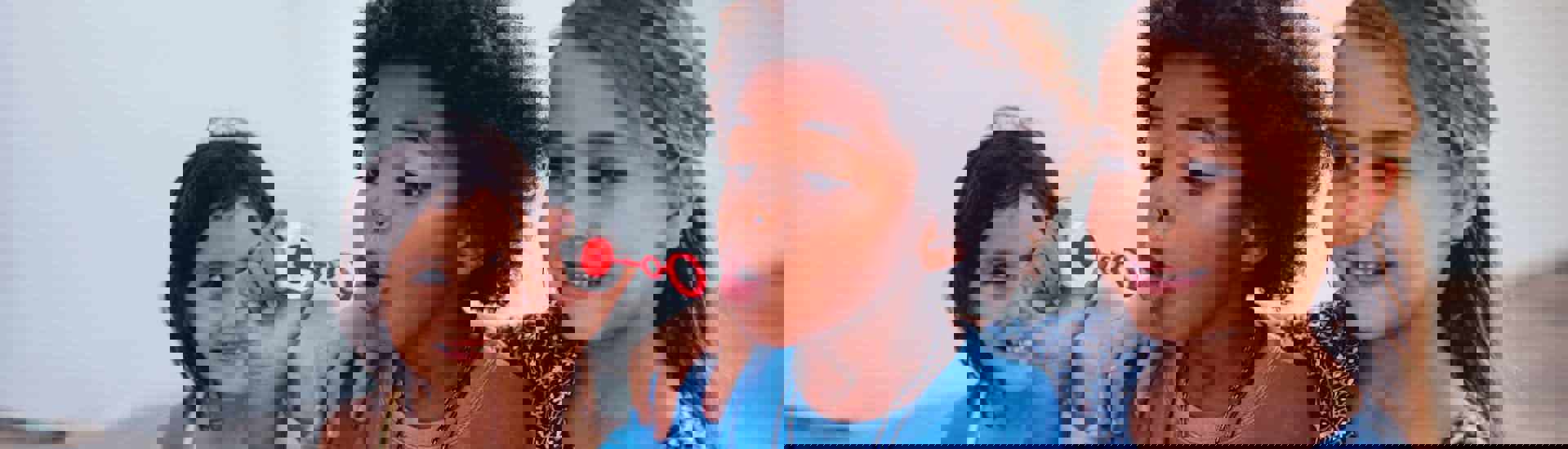 Diverse kinderen blazen zeepbellen: zo praat je over huidskleur en racisme