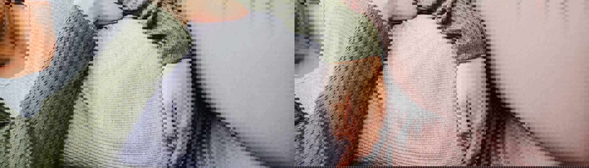 Zwangere vrouw ligt in zetel: hoe weeën herkennen?