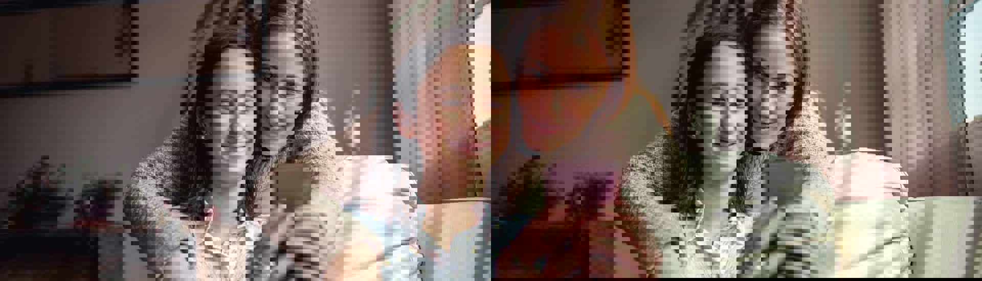 Tiener en mama met smartphone: Sociale media en kinderen