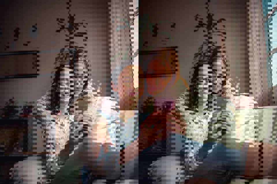 Tiener en mama met smartphone: Sociale media en kinderen