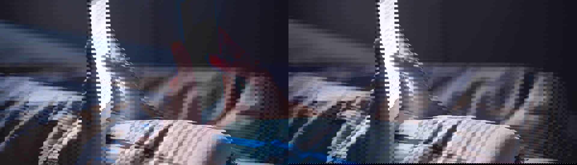 Tiener op smartphone in bed: Sexting