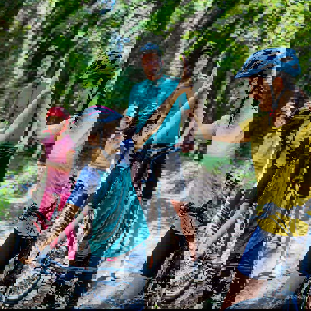 Gezinssport Vlaanderen gezin op de fiets geeft high-five