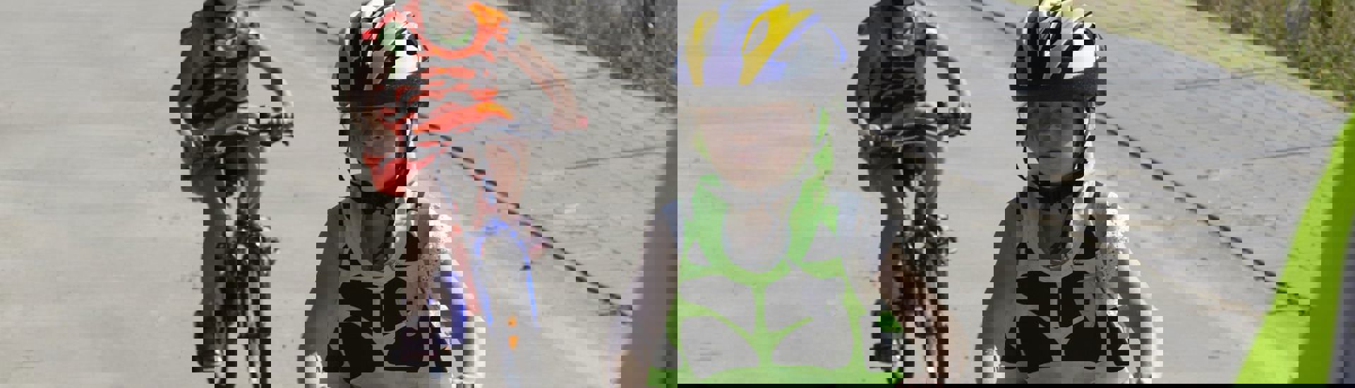 Kinderen leren fietsen in het verkeer