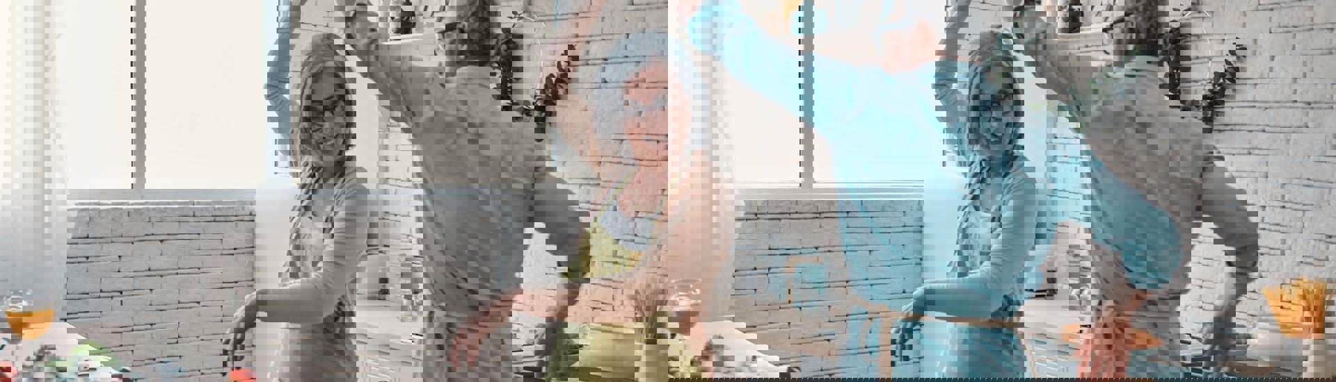 Grootouders zijn met pensioen en dansen in de keuken