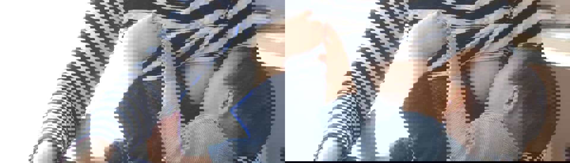 Baby krijgt borstvoeding na zes maanden