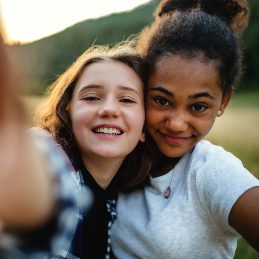 Banner Tiener Lente twee meisjes buiten
