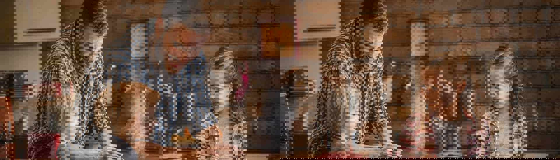 Ouder en kinderen koken samen: zo zit ouderschapsverlof in elkaar