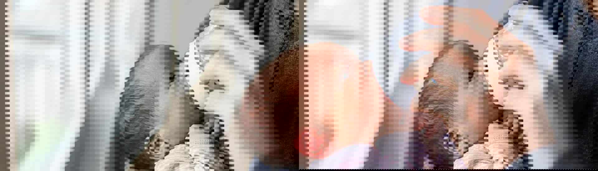 Papa geeft baby eerste flesje