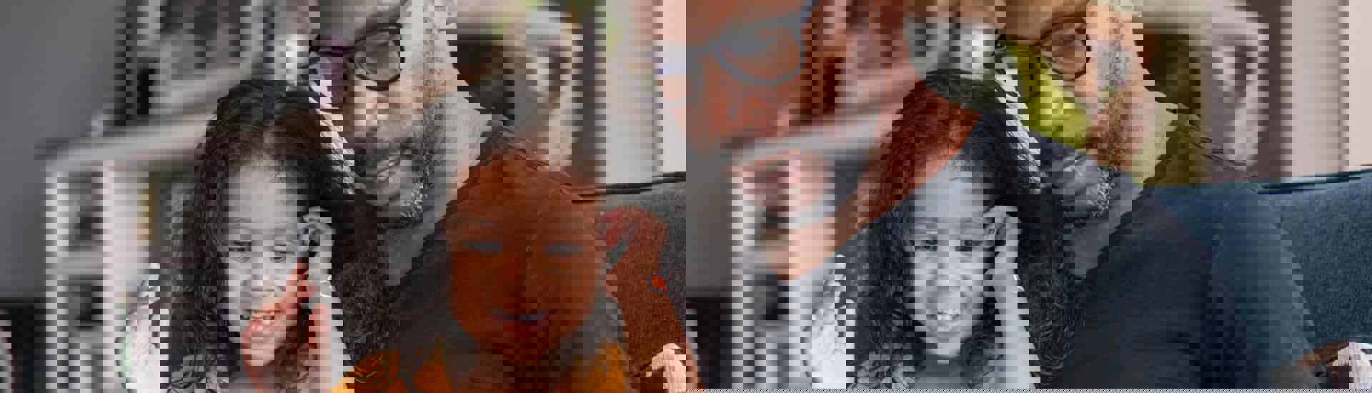 Vader leest voor aan dochter