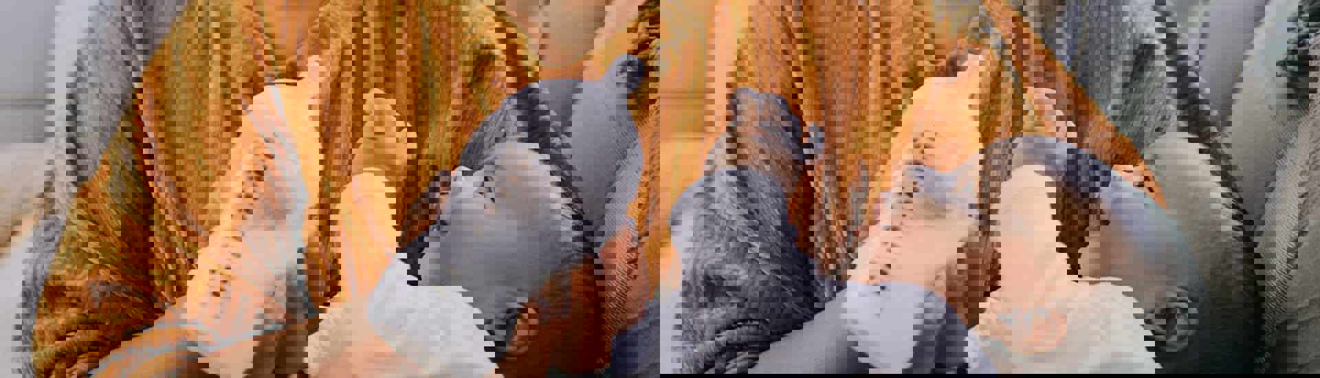 Mama geeft baby flesvoeding