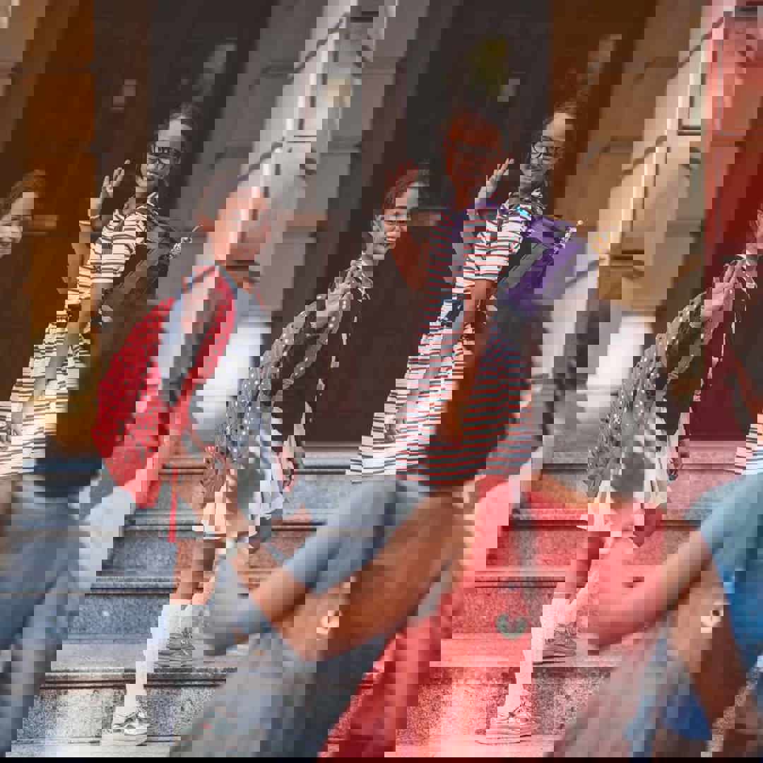 Ouders zwaaien dochters uit: goed voorbereid starten nieuwe schooljaar