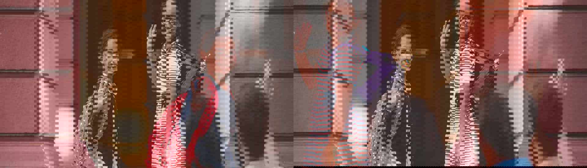 Ouders zwaaien dochters uit: goed voorbereid starten nieuwe schooljaar