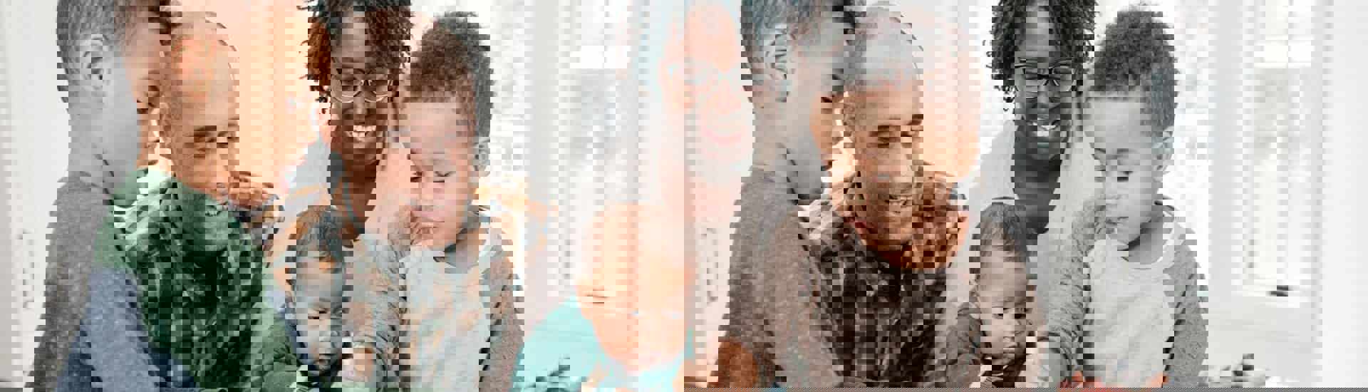 Familie maakt samen pakje open: opvoeden en straffen zonder straffen en belonen