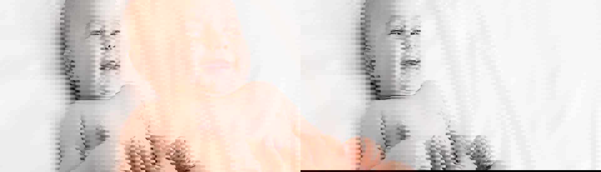 Baby krijgt babymassage