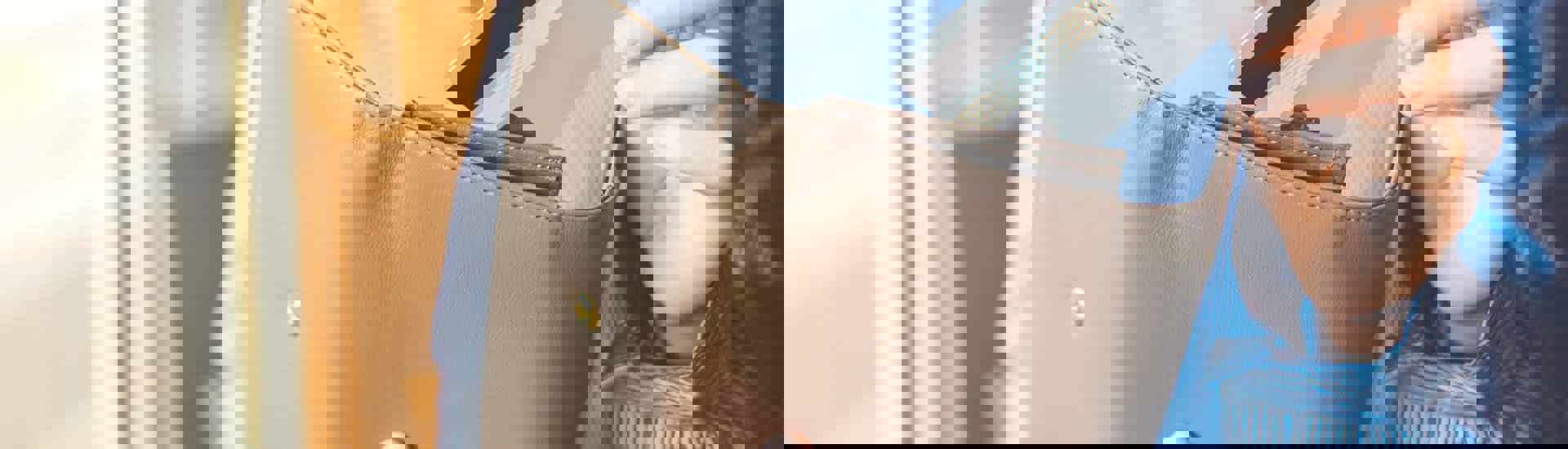 Vrouw met bankkaart: Tieners: wat met zakgeld? 