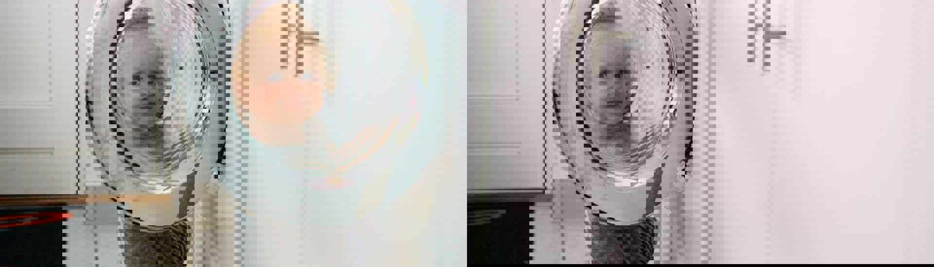 Peuter bij wasmachine: huishoudtaakjes voor kinderen