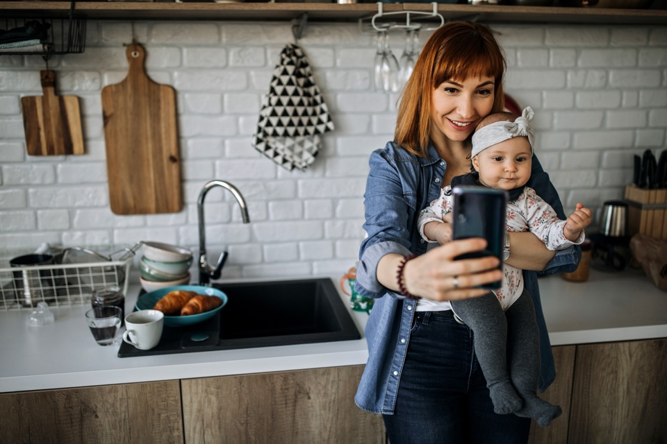 Kinderkiekjes Mama Neemt Selfie Met Baby In Keuken