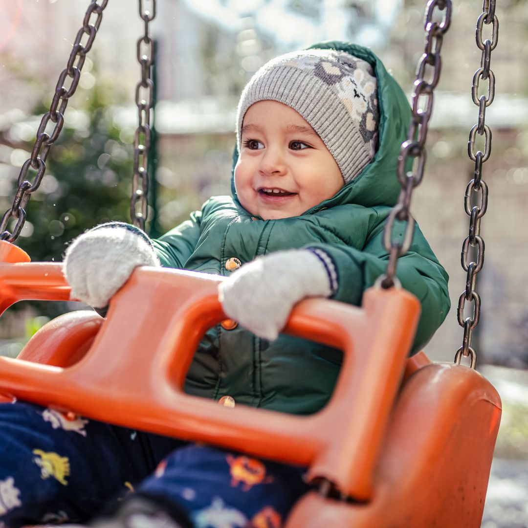 Peuter Doelgroep Winter Schommel Buiten Warm Gekleed